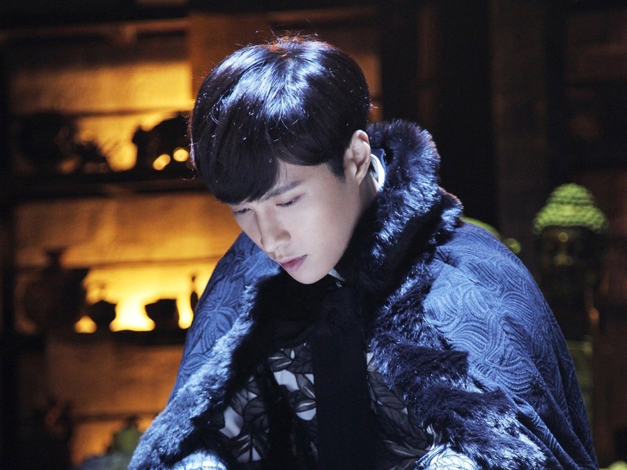 张艺兴二月红红袍剧照